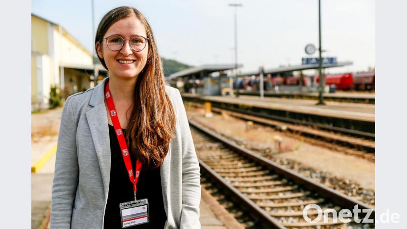 Marion Fink (Bahn-Kommunikation) informierte interessierte Bürger am Schwandorfer Bahnhof. Bild: Hösamer