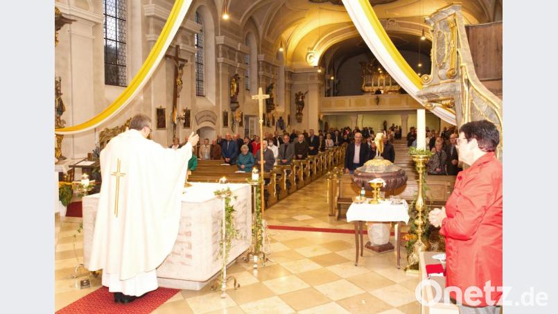 Die Ehejubilare feierten an Erntedank zusammen mit Pfarrer Martin Besold Gottesdienst. Bild: njn