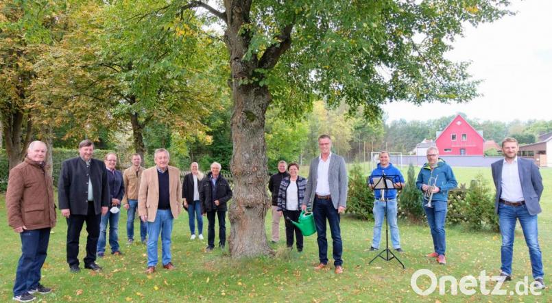 Die vor 30 Jahren von der CSU im Josefshausgarten gepflanzte Wiedervereinigungs-Linde ist mächtig gewachsen. Davon überzeugen sich die CSUler bei einem Gedenkakt (von links): Alt-Bürgermeister Helmut Rösch, Martin Meier, Hans-Jürgen Schönberger, Dritter Bürgermeister Hermann Gebhard, Ehren-Vorsitzender Werner Schulz, Michaela Meier, Alfred Härtl, Martin Merkl, Zweite Bürgermeisterin Bärbel Birner, Bürgermeister Hermann Falk, Maximilian Stein, Gunter Leipert und Fraktions-Vorsitzender Christian Gnan. Bild: u
