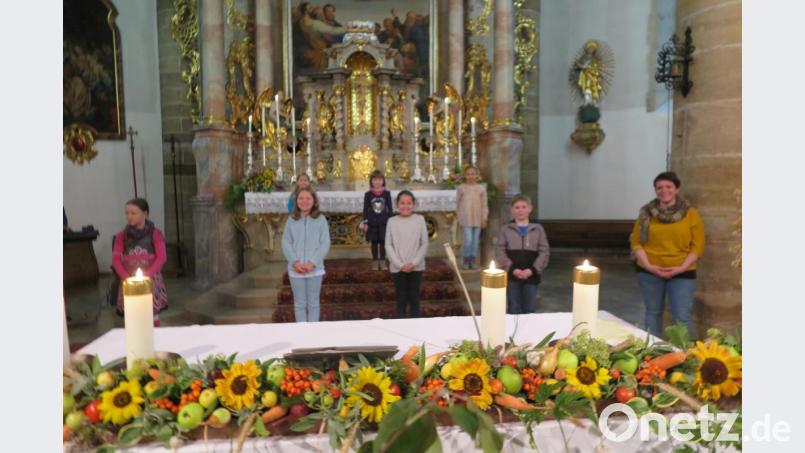 Katharina Lippert (rechts) freute sich, dass sie nach sechs Monaten Pause wenigstens mit sieben Sängern ihres Kinderchores wieder bei einem Gottesdienst in der Stadtpfarrkirche singen konnte. Bild: jzk