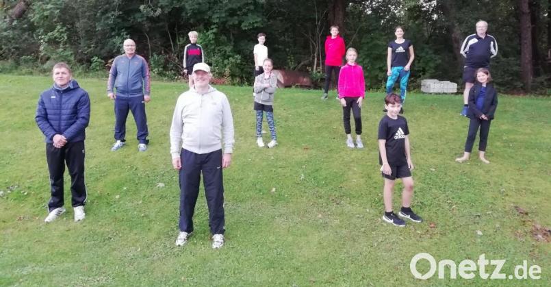 Die SpVgg Weigendorf nahm in diesem Jahr zum ersten Mal das Deutsche Sportabzeichen am Hellberg ab. Bild: exb