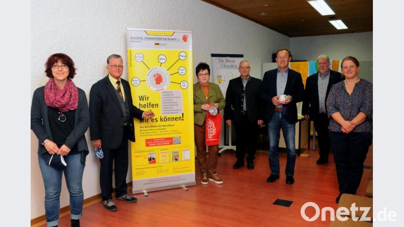 Sandra Grampp (von links) arbeitet seit Juni 2019 für den Bundesverband Schädel-Hirnpatienten in Not. Künftig wird ihre Stelle vom Bezirk Oberpfalz gefördert. Darüber freuen sich Vorsitzender Armin Nentwig, Bezirksrätin Brigitte Scharf, Winfried Franz (Vorsitzender der SPD-Kreistagsfraktion), Bezirksrat Richard Gaßner und das Amberger SPD-Führungsduo Dieter Weiß und Simone Böhm-Donhauser. Bild: Stephan Huber
