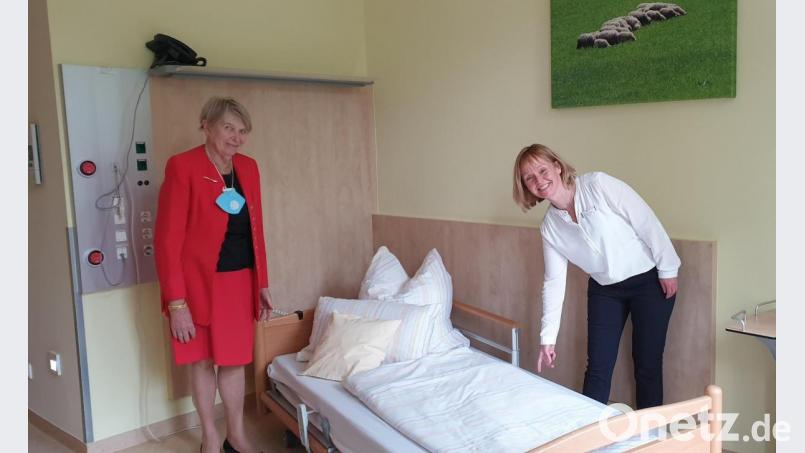 Hospiz-Leiterin Susanne Wagner (rechts) freut sich über das vom Hilfswerk Adventslicht gespendete Niederflurbett und bedankt sich bei Adventslicht-Initiatorin Renate Freuding-Spintler. Bild: Hospiz Sankt Felix / exb