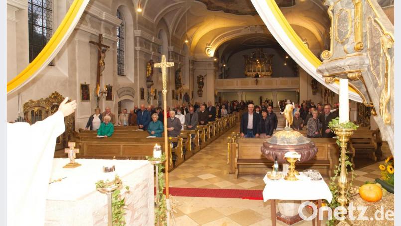 Die Ehejubilare feierten an Erntedank zusammen mit Pfarrer Martin Besold Gottesdienst. Bild: njn