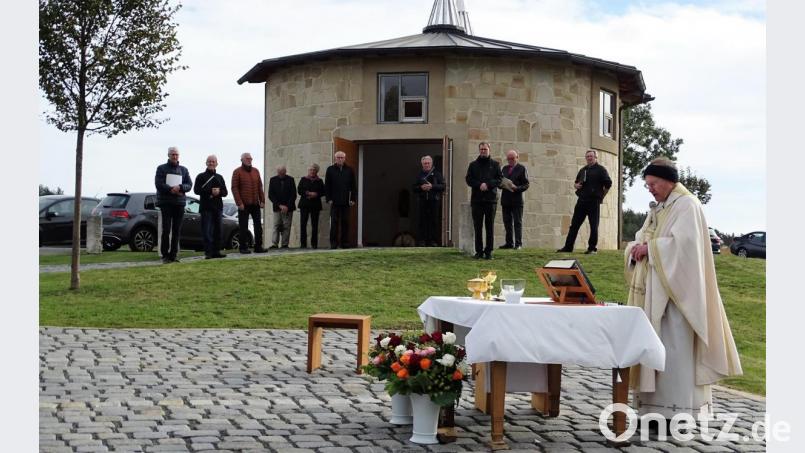 Der Männergesangverein aus Waldsassen (hinten) begleitete den von Pfarrer Heribert Stretz (rechts) gestalteten Gottesdienst vor der Kapelle. 	Bild: hl Bild: hl