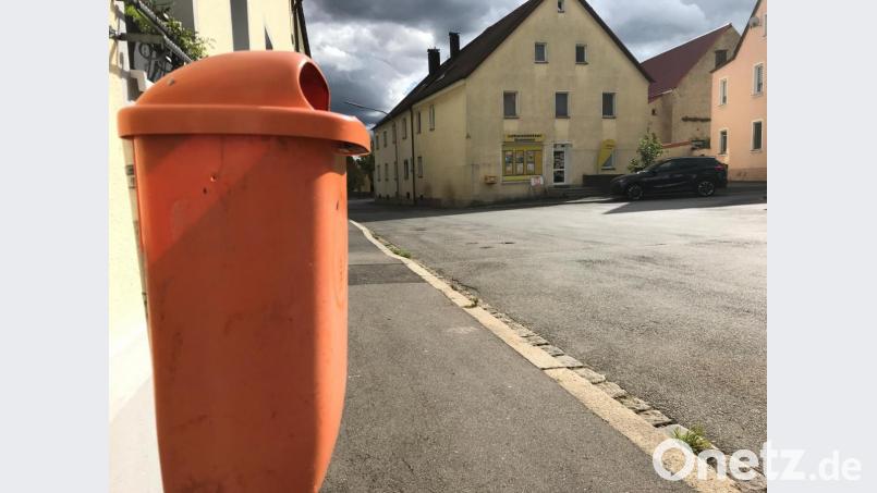 Eben noch weg, nun wieder gereinigt zurück ist dieser Müllbehälter im Ortskern von Neunkirchen. Der Bauhof kümmert sich gerade um die Großreinemach-Aktion. Bild: Gabi Schönberger