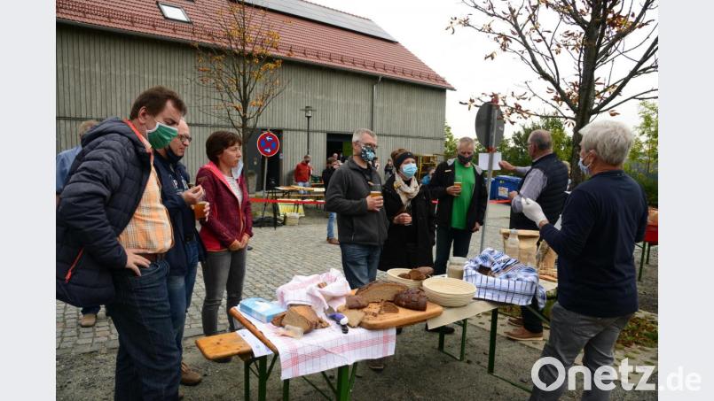 Hans Dütsch, Hobby-Brotbäcker, erklärt den Besuchern die Geheimnisse beim Umgang mit Sauerteig Bild: bey