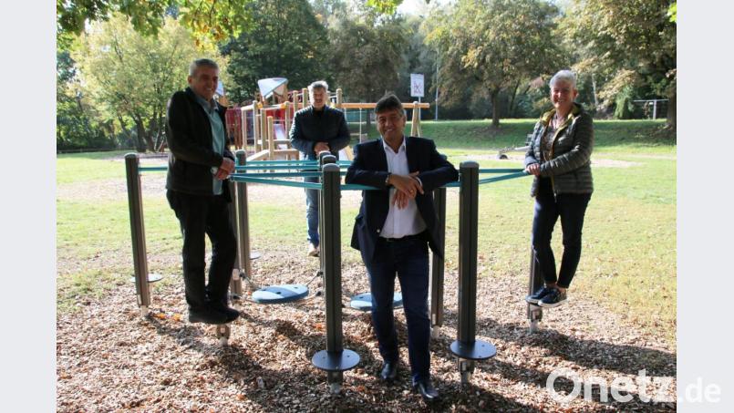 Bürgermeister Edgar Knobloch (vorne) vertraut das Wohl der Senioren künftig Gerhard Stümpfl (FW/links), Thomas Mayer (CSU/Zweiter von links) und Conny Spitaler (SPD/rechts) an. Ein mögliches Thema ist die Betonung des bestehenden Seniorenspielplatzes im Stadtpark. Bild: sne