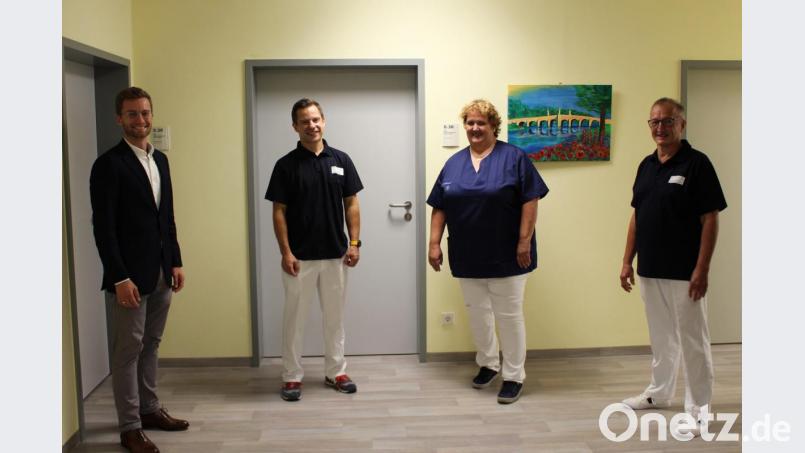 Dr. Albert Roßmann, Elisabeth Eißner und Dr. Robert Zant (von rechts) bringen sich im MVZ Tirschenreuth ein. MVZ-Geschäftsführer Peter Konrad begrüßte die Neuzugänge in den Praxisräumen. Bild: exb