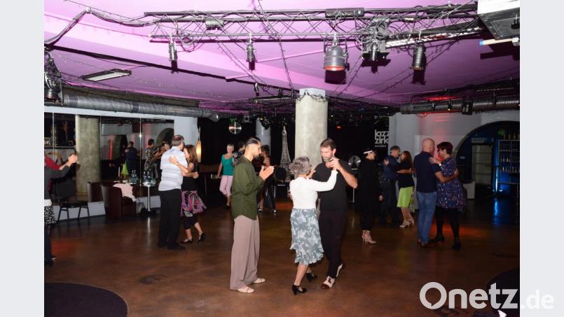 Marco González (Mitte) beobachtet die Tanzpaare, um mögliche Verbesserungen bei Schritt und Haltung zu empfehlen. Bild: bey