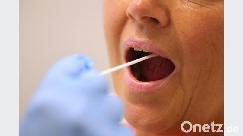 Ein Corona-Test wird bei einer Patientin durchgeführt. Bild: Karl-Josef Hildenbrand