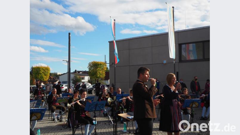Beim Platzkonzerte begeisterten die Musiker der Stadtkapelle mit einem abwechslungsreichen Programm. Dirigent Markus Held und Maria Schmidt übernahmen bei der Polka &quot;Kannst du Knödel kochen?&quot; den Gesangspart. Bild: rül