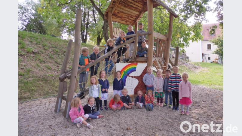 Die Außenanlage des Kindergartens St. Michael in Weidenthal, Gemeinde Guteneck, erhält ein neues Gesicht. Dank Unterstützer und vieler fleißiger Helfer entsteht ein kleines Naturparadies. Auch innen tut sich einiges. Bild: ohr