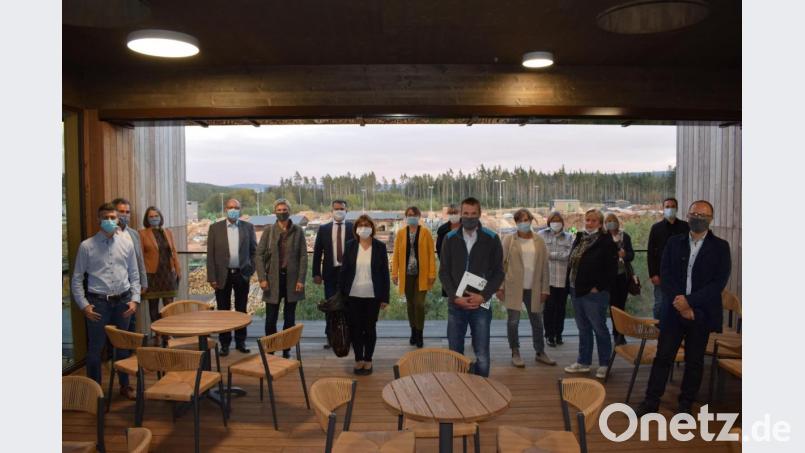 Der Arbeitskreis Schule-Wirtschaft besuchte das neue Verwaltungsgebäude der Ziegler-Group in Betzenmühle. Die Lehrer und Vertreter von Unternehmen des Landkreises informierten sich vor Ort über die Ausbildungsberufe. Bild: szl