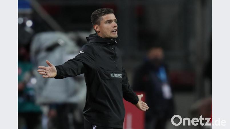 &quot;Es ist sehr ärgerlich, dass wir drei Tore in der Box kassiert haben&quot;, sagt Nürnbergs Trainer Robert Klauß nach dem 2:3 gegen den SV Darmstadt 98. Gerade das habe man in den vergangenen Partien besser verteidigt. Bild: Daniel Karmann/dpa