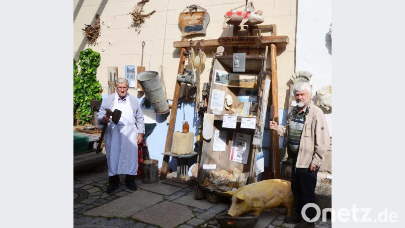 Martin Kohl (rechts) und Hausmetzger Hans Hafner mit den Exponaten rund ums Schlachten. Bild: ü