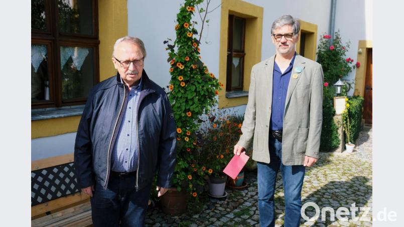 Im Wissen um das Leid vieler Betroffener übergibt Johann Mayer aus Speinshart (rechts) an den stellvertretenden Vorsitzenden der Kinderkrebshilfe in der Region Oberpfalz Nord, Andreas Steinl, eine Geldspende von 500 Euro. Bild: do