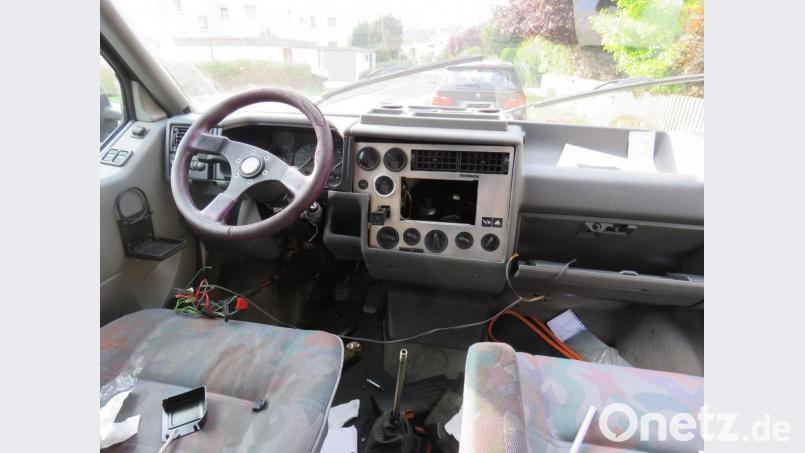 Alles gestohlen und ausgebaut, was möglich war: Bei diesem Pkw-Aufbruch entstand erheblicher Sach- und Diebstahlsschaden. Bild: Polizei Sulzbach-Rosenberg