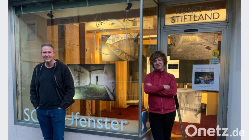 Susanne Neumann und Robert Christ vorm &quot;Schau-Fenster&quot; des Kunstprojekts Badehaus Maiersreuth in der Prinzregent-Luitpold-Straße in Waldsassen. Bild: Annette Spreitzer/exb