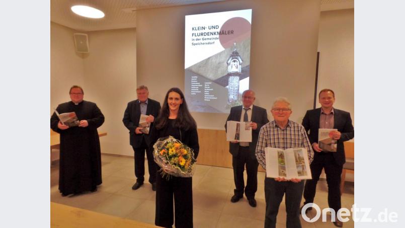 Knapp 250 Seiten mit 106 Denkmälern umfasst das Buch „Flur- und Kleindenkmäler im Gebiet der Gemeinde Speichersdorf“ des Heimatforschers Werner Veigl (Zweiter von rechts). Er stellte es im Dorfgemeinschaftshaus in Plössen zusammen mit (von links) Pfarrer Sven Grillmeier, Altbürgermeister Manfred Porsch, Simone Walter, Verleger Eckhard Bodner und Bürgermeister Christian Porsch der Öffentlichkeit vor. Bild: br