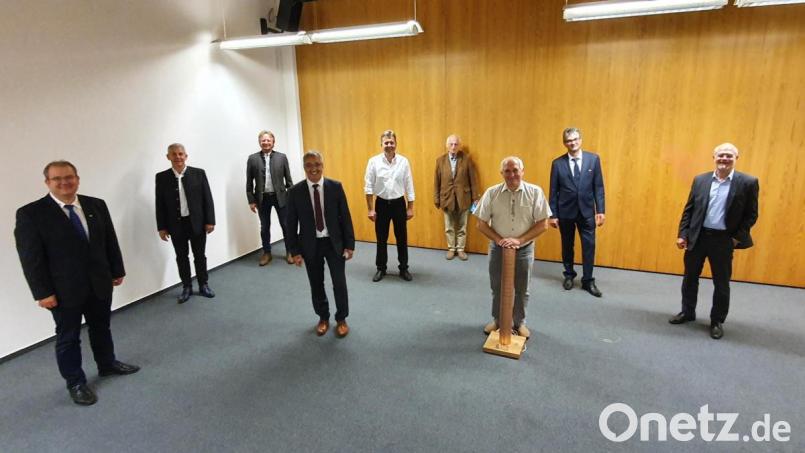 Obermeister Michael Zinnbauer (von links), Prüfungsausschussmitglied Edgar Heuberger, Stellvertretender Landesinnungsobermeister Arnold Pöppl, Prüfungsvorsitzender Anlagenmechaniker Thomas Steinbacher, Prüfungsvorsitzender Spengler Hans Ebenburger, Ehrenmitglied Hans Baier, Prüfungsausschussmitglied Josef Andree, Kreishandwerksmeister Ernst Maler, Regionalleiter IKK Classic Südbayern Klaus Kamitz blicken auf der Jahreshauptversammlung der Spengler-Innung auf das vergangene Jahr zurück. Bild: Wigbert Stangl/exb