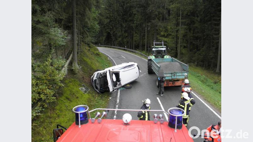Der Skoda kam dem Traktorfahrer im unübersichtlichen Kurvenbereich regelrecht entgegengeflogen. Das Fahrzeug blieb total demoliert quer zur Fahrbahn auf der Fahrerseite liegen. Verletzt wurden die Beteiligten aber glücklicherweise nicht. Bild: dob