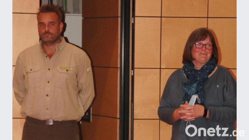 Isabell Lauterschlager und Ranger Christian Rudolf stellen den Naturpark Hirschwald vor. Bild: sam