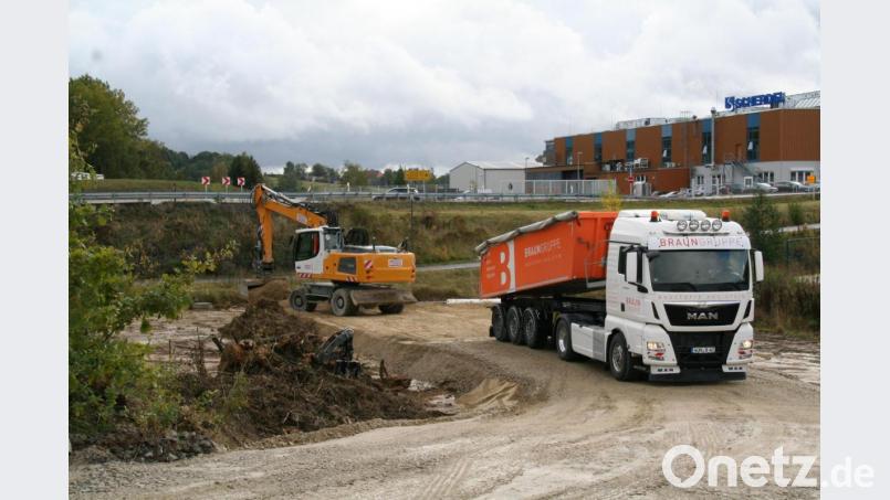 Seit Anfang der Woche laufen die Vorbereitungsarbeiten für den Brückenbau über den Radweg zwischen Waldershof und Marktredwitz. Diese Maßnahme bildet den ersten Abschnitt für die Realisierung der Ortsumgehung von Waldershof. Bild: fpoz