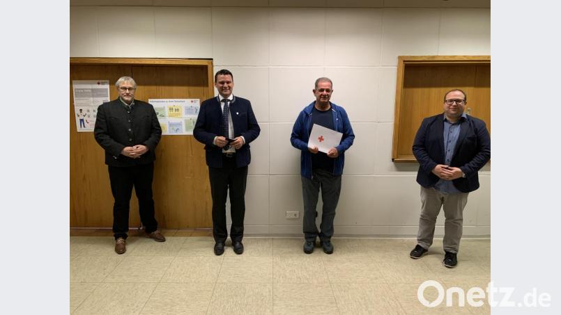 Die BRK-Spitze mit Otto-Josef Langenhan (links) und Joachim Seeliger (rechts) sowie Landrat Thomas Ebeling (Zweiter von links) würdigten die Verdienste Dieter Gülls (Dritter von links). Bild: Wolfgang Dantl/exb