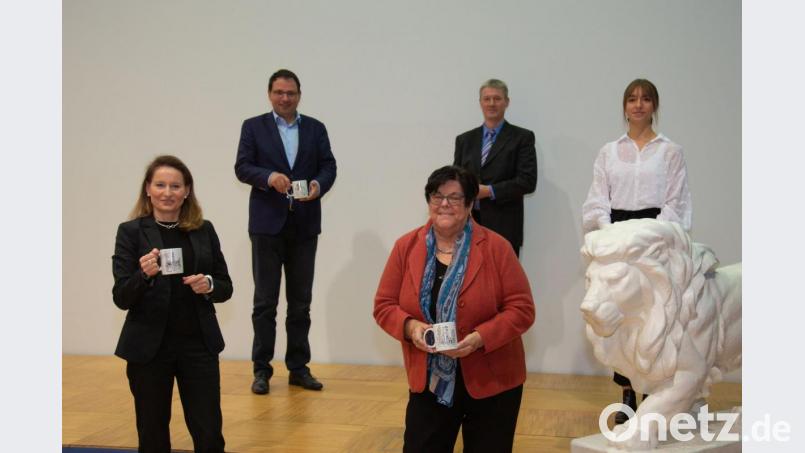 Direktorin Anna Dziwetzki, Landtagsabgeordneter Martin Schöffel, FGV-Vorsitzende Monika Saalfrank, FGV-Geschäftsführer Stefan Lorke und Alexandra Oppitz (von links) freuen sich über die Kooperation. Bild: Andreas Gießler/Porzellanikon/exb