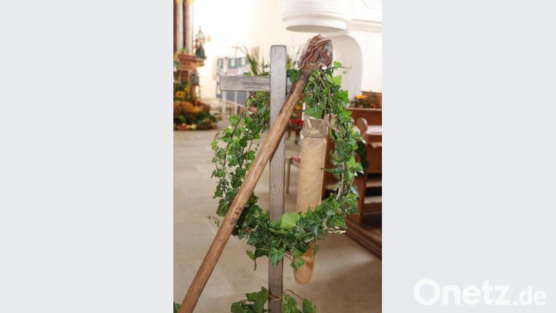 Die Deichsel hat beim Bollerwagen die Richtung bestimmt. Hier erinnert sie als Kreuz an Jesus, der auch das Leben der Menschen bestimmt und ihnen das himmlische Leben nach dem Tod ermöglicht hat. Die immergrüne Efeuranke symbolisiert Leben selbst unter winterlichen Bedingungen. Zum Kranz gebunden zeigt sie den Kreislauf von Werden und Sterben. Bild: rpp