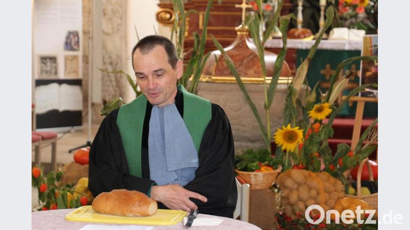Pfarrer Hartmut Klausfelder zieht in der Mitte des Chorraums alle Blicke auf sich, als er sich dort zu einer Brotzeit niedersetzt. Das Gespräch zwischen ihm und dem &quot;Gott-sei-Dank-Brot&quot;, dem Christine Rupprecht ihre Stimme lieh, machte deutlich, wie viele Menschen und Maschinen, Wind und Regen und Gottes Segen, nötig waren, damit das Brot auf dem Tisch liegen kann. Aber nicht nur physisch muss der Körper genährt werden. Auch die Seele braucht Nahrung. Bild: rpp