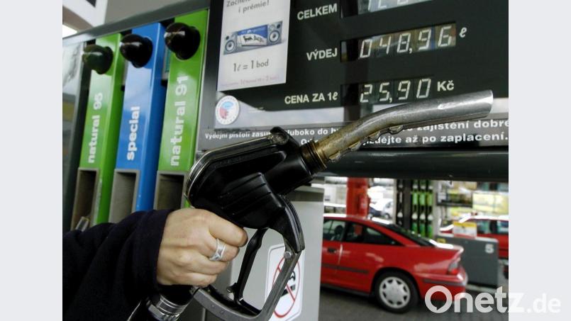 Nicht wenige Oberpfälzer fahren zum Tanken nach Tschechien. Bild: Armin Weigel/dpa