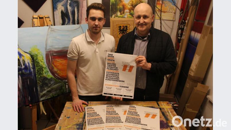 David (links) und sein Vater Jürgen Frischholz stehen in den Startlöchern in Erbendorf einen Kunst- und Kulturverein zu gründen. Das Plakat, das sie halten, zeigt noch die anfangs geplanten Termine für Informationsveranstaltungen im Frühjahr. Diese werden nun an den ersten drei Donnerstagen im August stattfinden. Bild: David Frischholz/exb