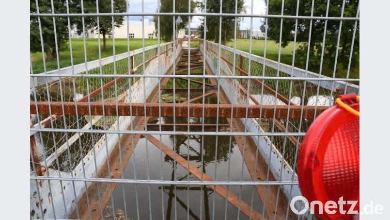 Abgeriegelt ist die ehemals bei Radlern und Spaziergängern beliebte Brücke über die Waldnaab auf Höhe von Constantia. Bild: Gabi Schönberger