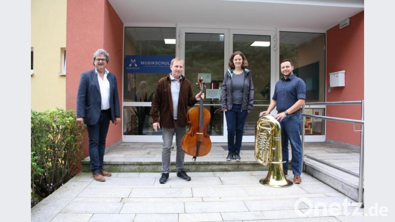 Hier spielt die Musik jetzt noch harmonischer: Dank eines Kleinprojekte-Zuschusses der ILE-Region Vierstädtedreieck (Zweite von rechts: Regionalmanagerin Annika Schreier) konnte die regionale Musikschule (Zweiter und Vierter von links: die Schulleiter Joachim Steppert und René Bauer) mehrere Instrumente anschaffen. Darüber freut sich auch Bürgermeister Bernhard Stangl (links). Bild: bjp
