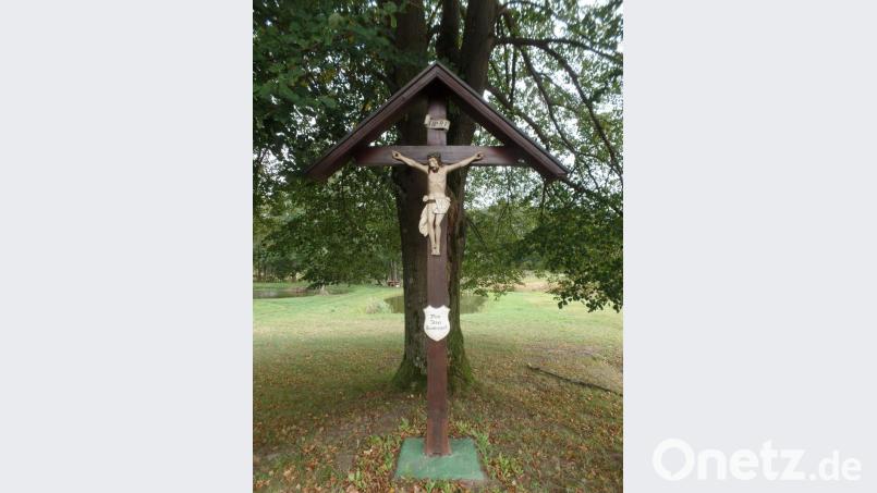 Zu den Klein- und Flurdenkmäler in der Gemeinde Speichersdorf gehört auch das Wegkreuz nördlich von Haidenaab unter drei Linden. Bild: br