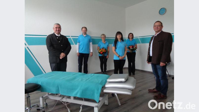 Dekan Alfons Kaufmann (von links) segnete die neuen Praxis Räume von Martin Ebenhöch, Christiane Koch, Majda Hildebrand und Ulrike Ferstl. Der Zweite Bürgermeister Egbert Völkl gratulierte. Bild: amö