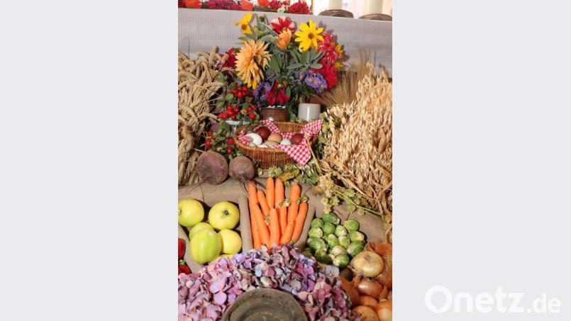 Die Erntegaben liegen dem Altar zu Fuße. Bild: rpp