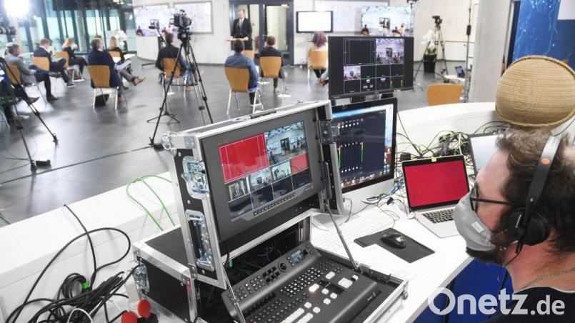 Wer digital sagt, muss digitale Taten folgen lassen, am besten in Echtzeit. Mitarbeiter des Landratsamts übertragen die Veranstaltung über Künstliche Intelligenz aus Weiherhammer per Livestream auf die Internetseiten des Landratsamts. Unter www.facebook.com/newperspektiven ist der Film weiterhin zu sehen. Bild: Gabi Schönberger