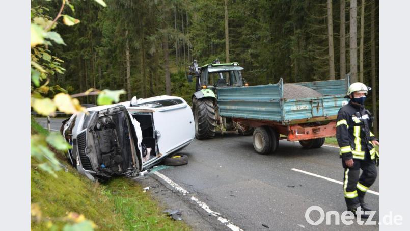 Der Skoda kommt dem Traktorfahrer im unübersichtlichen Kurvenbereich regelrecht entgegengeflogen. Das Fahrzeug bleibt total demoliert quer zur Fahrbahn auf der Fahrerseite liegen. Verletzt wurden die Beteiligten glücklicherweise nicht. Bild: dob