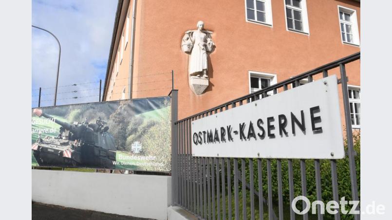 Die Tage für dieses Namensschild sind wohl gezählt: Die Ostmark-Kaserne soll bald anders heißen. Bild: Gabi Schönberger