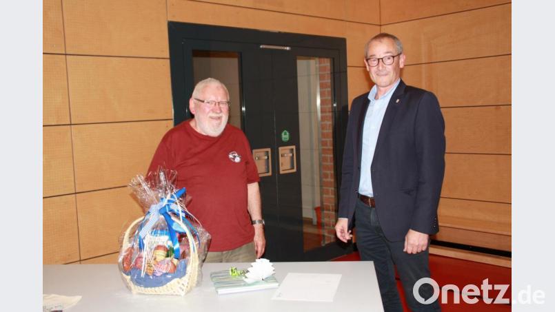 Bürgermeister Erwin Geitner (rechts) hält in der Sitzung des Marktgemeinderats Rieden eine Laudatio auf Hubert Söllner. Bild: sam