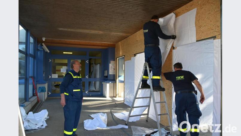 Für das Behelfskrankenhaus in Oberviechtach richteten die Helfer des THW unter anderem eine &quot;Sichtungsstelle Notaufnahme&quot; ein. Archivbild: Günter Süß/exb