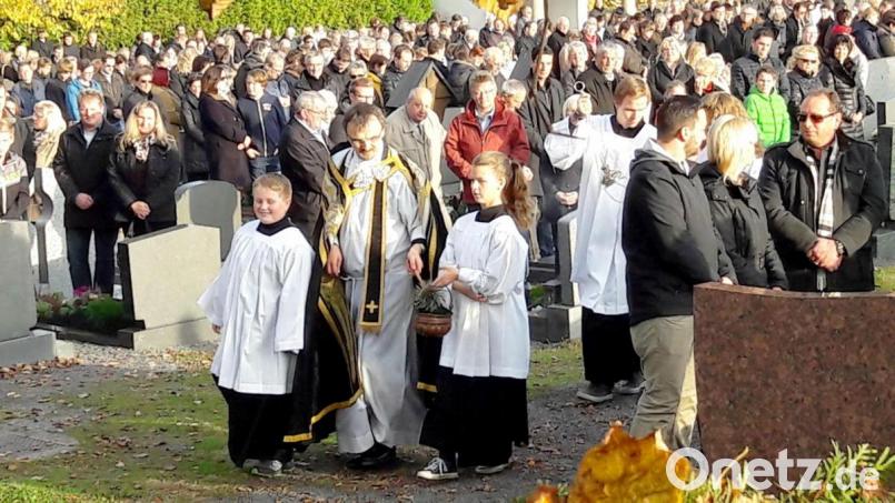 Dicht an dicht zur Gräbersegnung. Szenen wie diese hier in Erbendorf mit Pfarrer Martin Besold soll es heuer keinesfalls geben, wünschen sich Pfarreien und Bürgermeister. Archivbild: njn