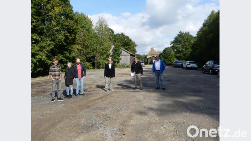 Daniel Sper sowie Corinna und Michael Dromann (von links) informieren vor Ort die Bürgermeister Karl Lorenz, Marcus Gradl und Udo Müller über die Bauvorhaben auf dem ehemaligen Bahnhofsgelände. Bild: rn