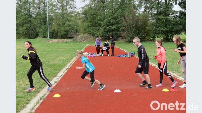 Auf dem Klassentisch wurde jede gelaufene Runde in eine Klassenliste eingetragen. Bild: jzk