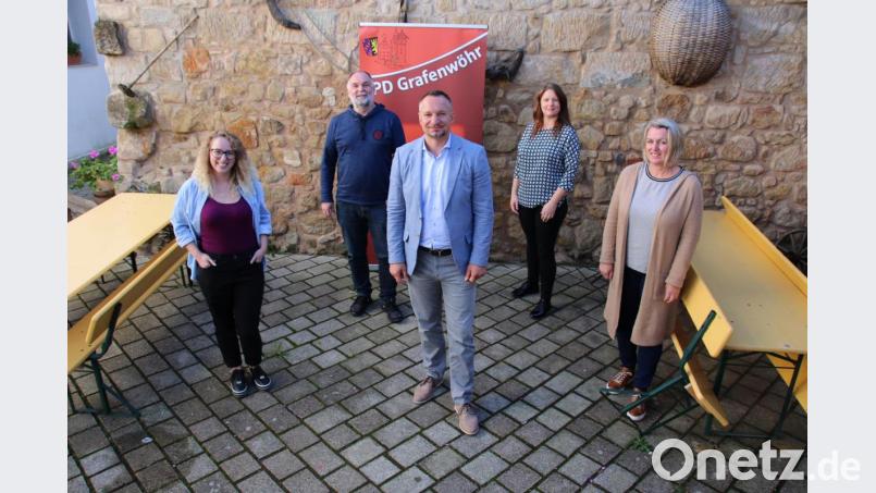 Den neuen Vorstand des SPD-Ortsverbandes Grafenwöhr bilden (von links): stellvertretende Vorsitzende Christina Lösch, Kassier Ludwig Spitaler, Vorsitzender Timo Schön, Schriftführerin Tanja Beier und stellvertretende Vorsitzende Claudia Wolf. Bild: sne
