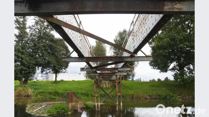 Gesperrt und ihrer Bretter beraubt ist die ehemalige Radler- und Fußgängerbrücke, die der Erweiterung von Constantia weichen musste. Bis es einen Ersatz gibt, wird noch viel Wasser die Waldnaab hinunterfließen. Bild: Gabi Schönberger