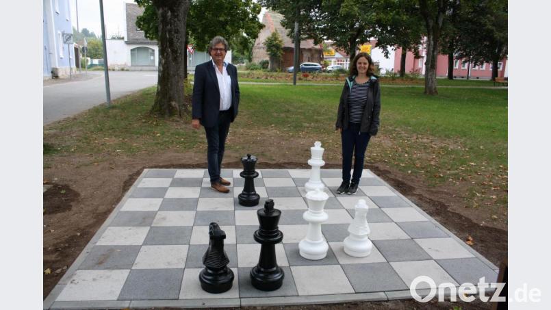 Nicht nur als Zeitvertreib für Spaziergänger soll das von der ILE Vierstädtedreieck (rechts Regionalmanagerin Annika Schreier) geförderte Schachspiel für den Dietl-Park dienen: Bürgermeister Bernhard Stangl könnte sich hier sogar eine Freiluft-Schachmeisterschaft vorstellen. Bild: bjp